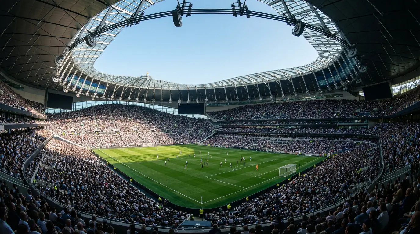 Panoramica di un grande stadio di calcio pieno di spettatori durante una partita diurna